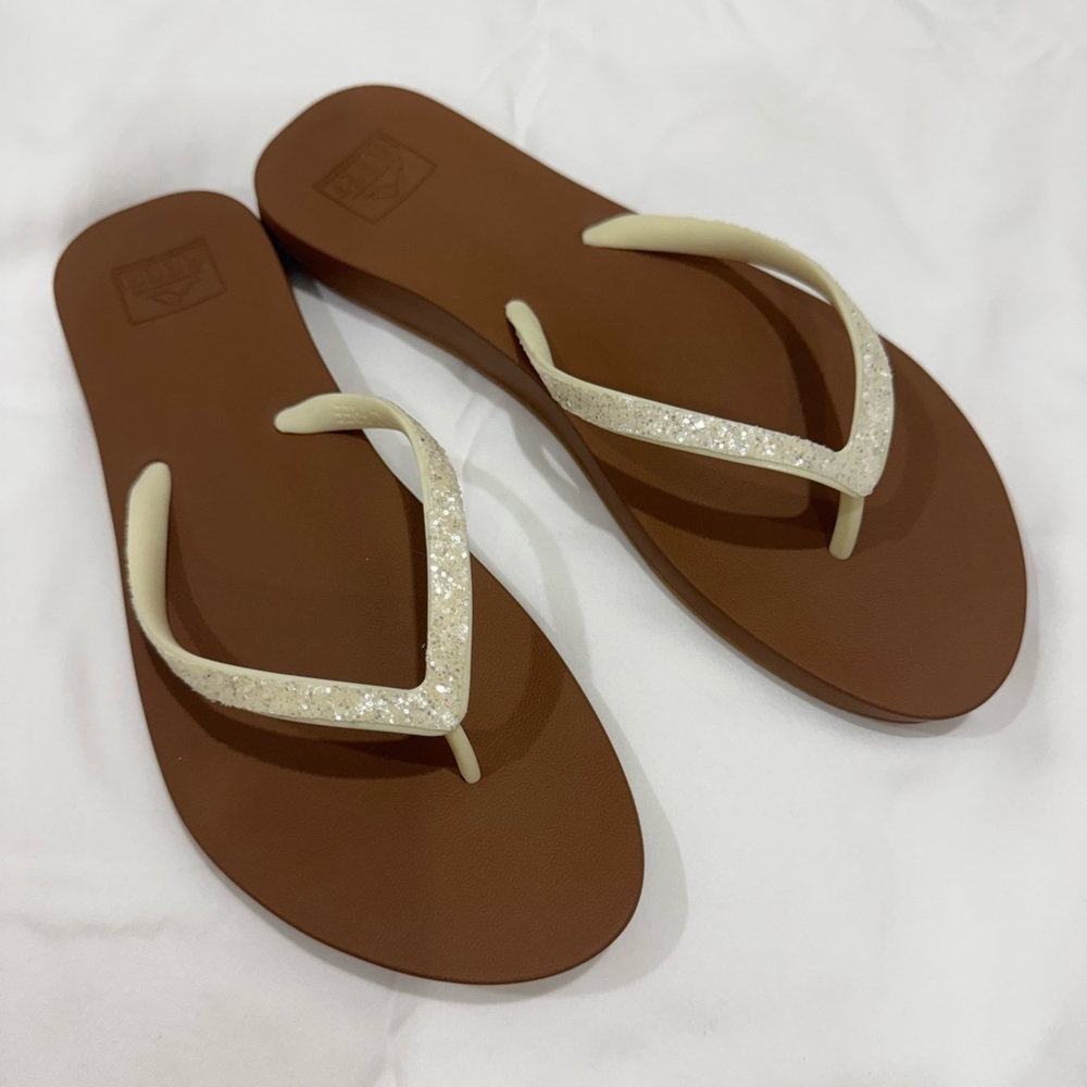 NWOT Reef Stargazer Sparkly Cream and Brown Sandals for Beach Adventures